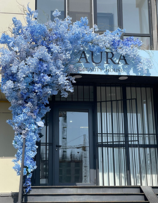 Фасад Aura Beautyhouse с фирменной вывеской